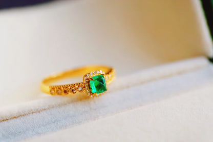 Ring 18K Gold 4.1mm Green Emerald Gemstone Diamonds Female's