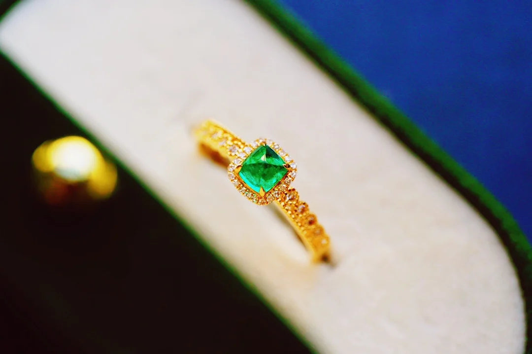 Ring 18K Gold 4.1mm Green Emerald Gemstone Diamonds Female's