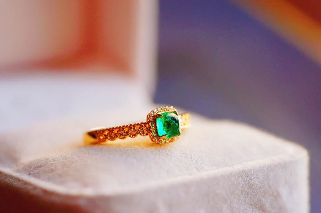 Ring 18K Gold 4.1mm Green Emerald Gemstone Diamonds Female's