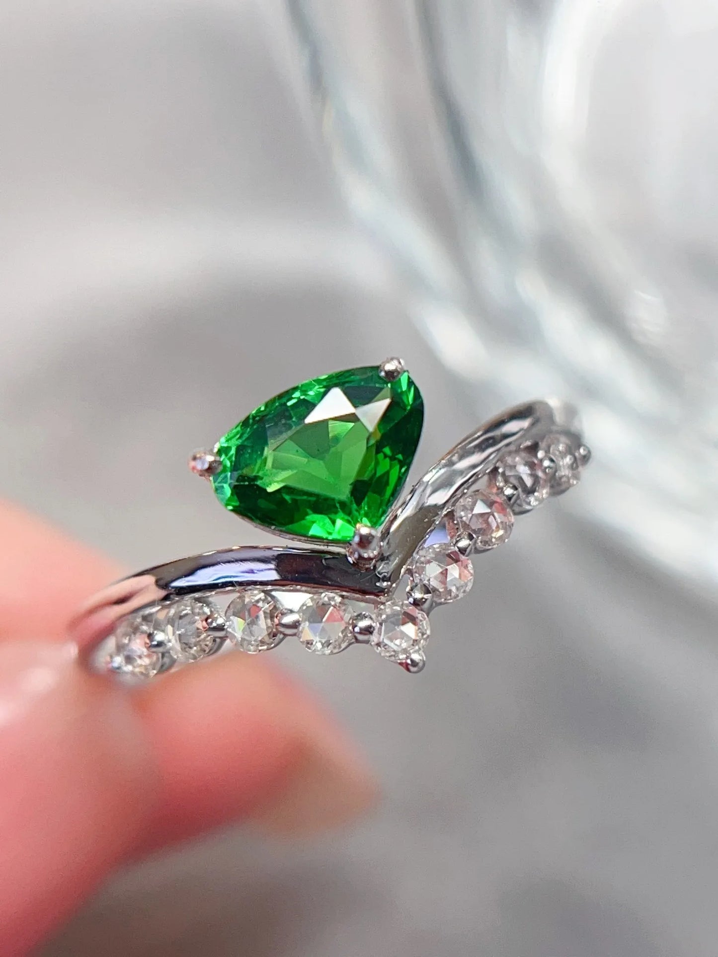 Ring 18K White Gold 0.9ct Natural Tsavorite Gemstones Diamonds Female