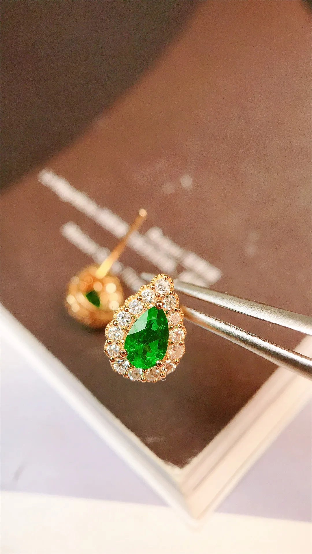 Earrings 18K Gold 0.58ct Vivid Green Emerald Stud Female's Holiday