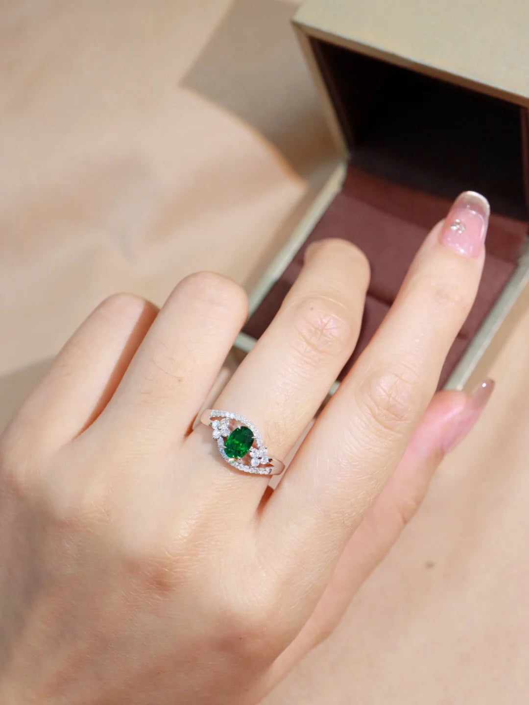 Ring 18K White Gold 0.85ct Tsavorite Gemstones Diamonds Female