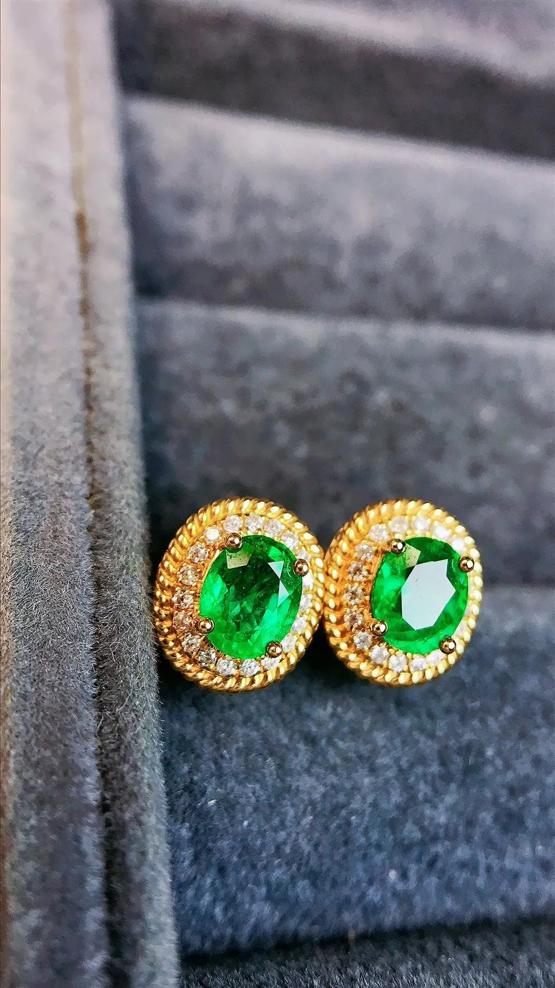 Earrings 18K Gold 0.75ct Green Emerald Gemstones Stud Female's Holiday