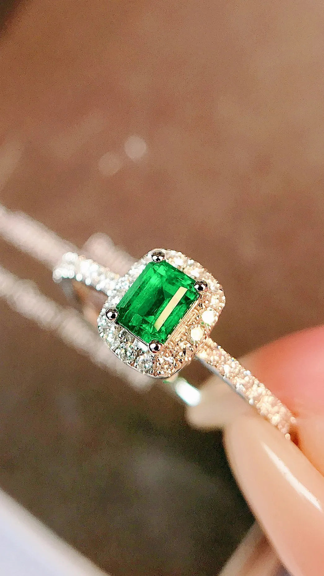 Ring 18K Gold 0.30ct Green Emerald Gemstones Diamonds Female's