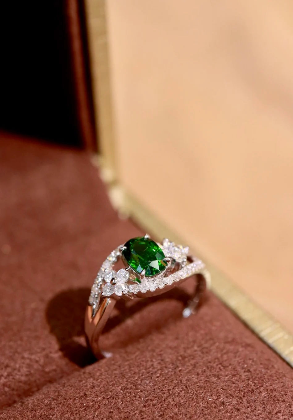 Ring 18K White Gold 0.85ct Tsavorite Gemstones Diamonds Female