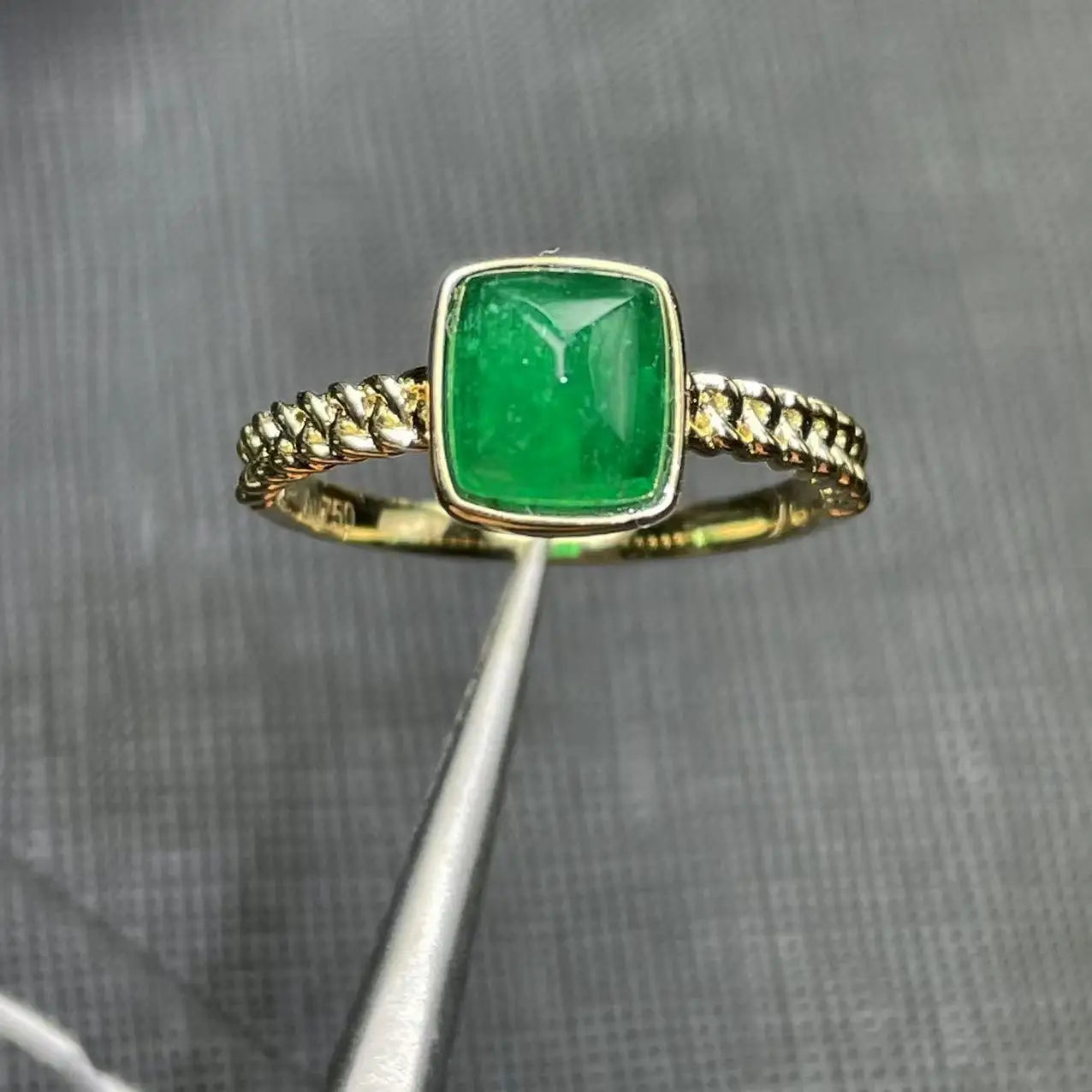 Ring 18K Yellow Gold 1.6ct Green Emerald Gemstones Diamonds Female