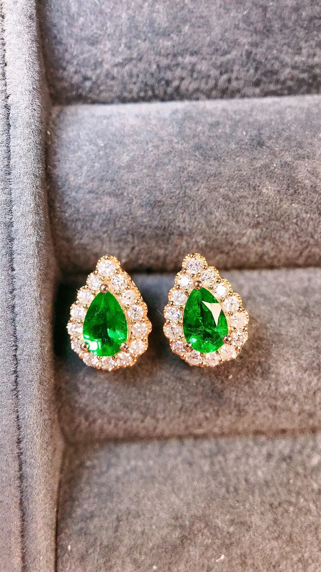 Earrings 18K Gold 0.58ct Vivid Green Emerald Stud Female's Holiday