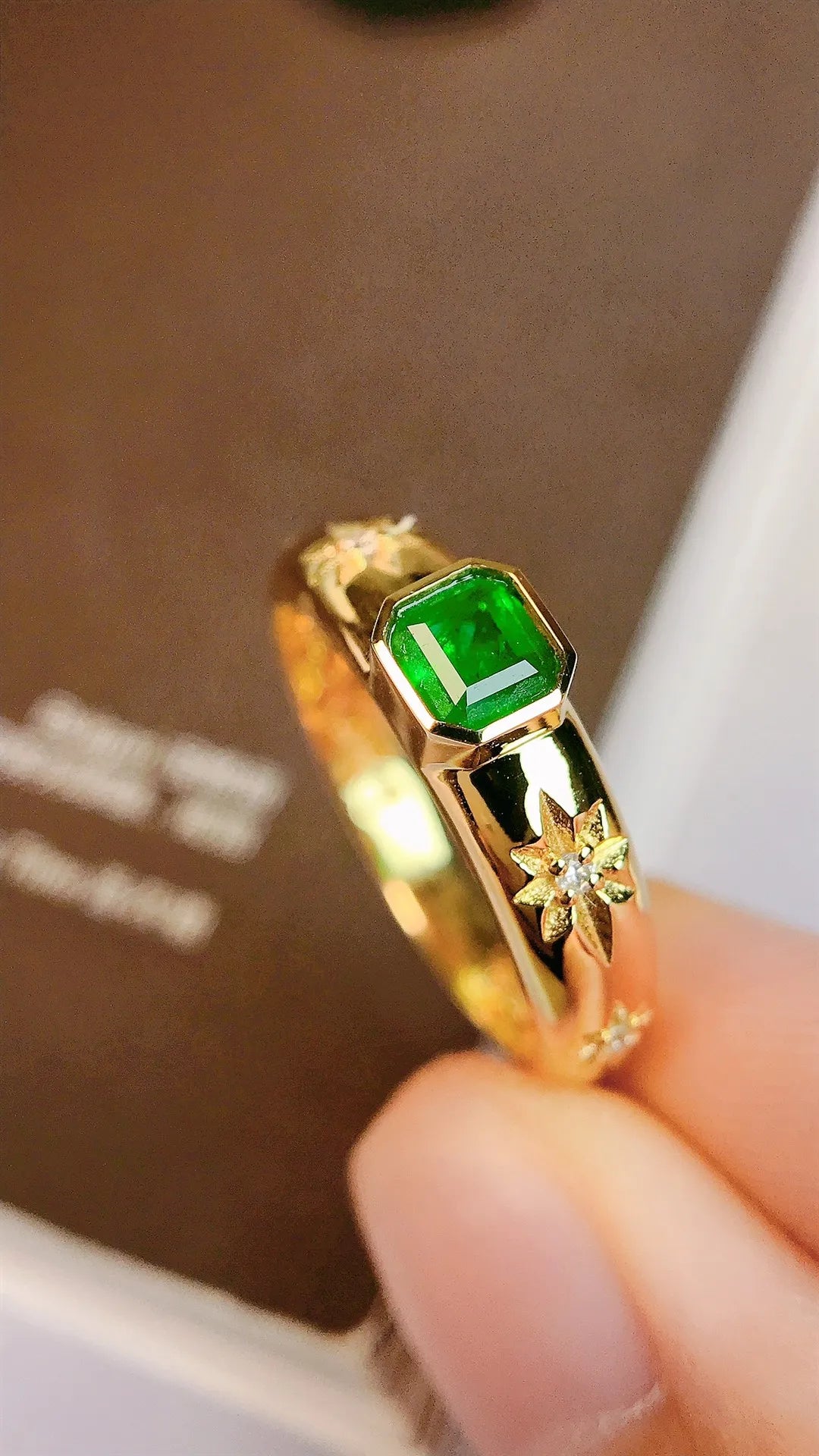 Ring 18K Gold 0.38ct Green Emerald Gemstones Diamonds Female