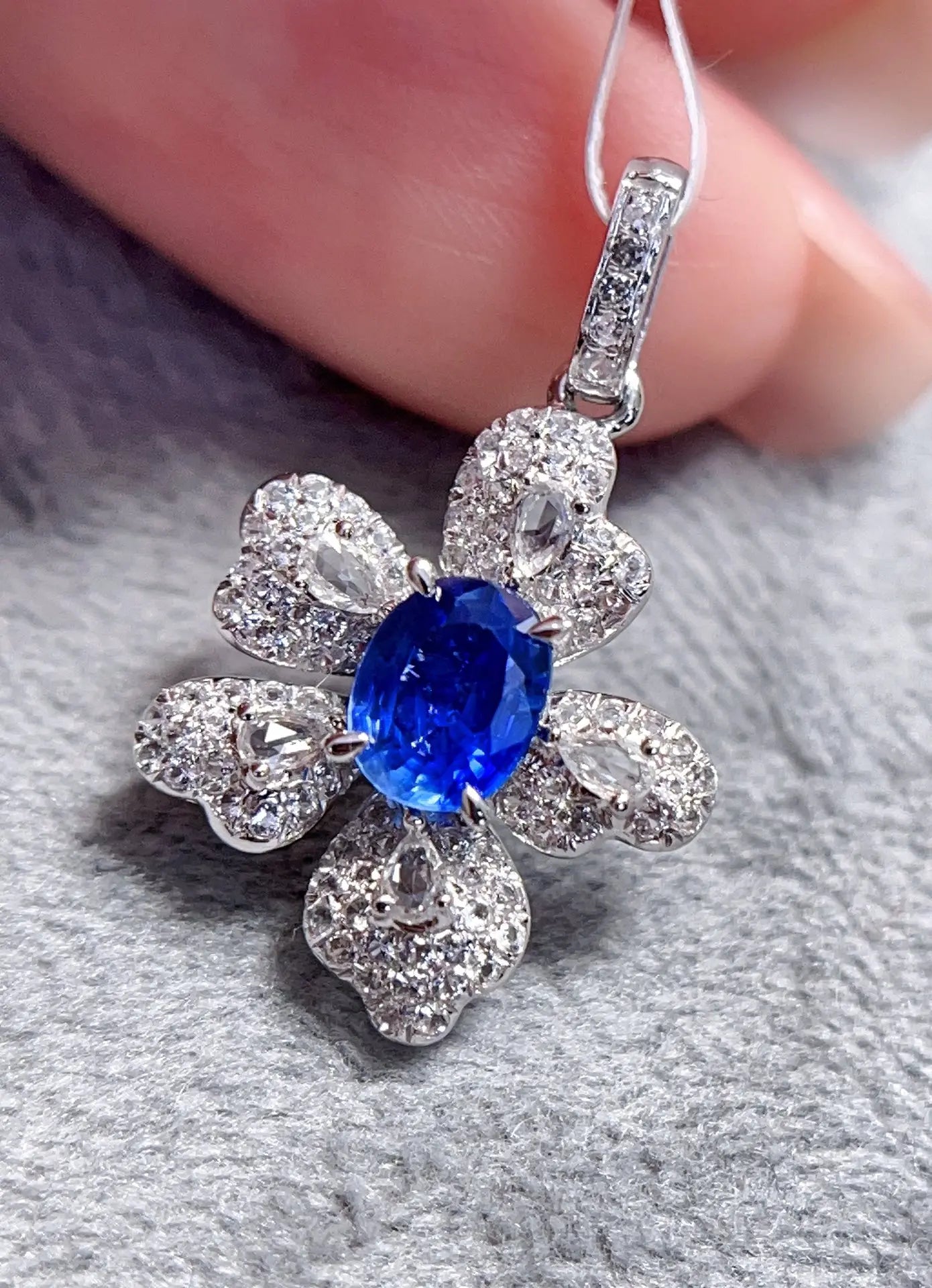 Pendant 18K Gold 0.6ct Cornflower Blue Sapphire Gemstones Necklace