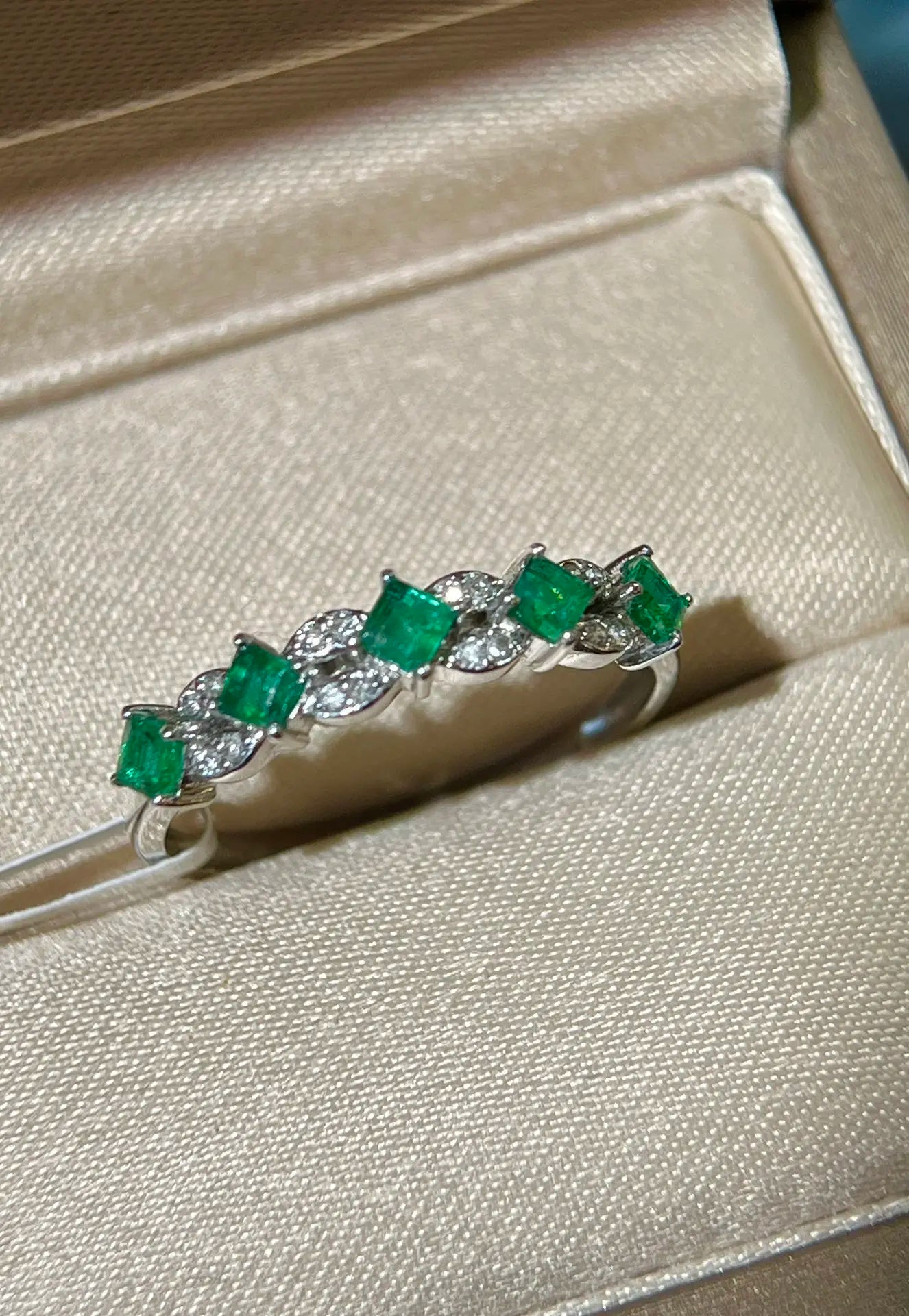 Ring 18K Gold 0.42ct Green Emerald Gemstones Diamonds Female's