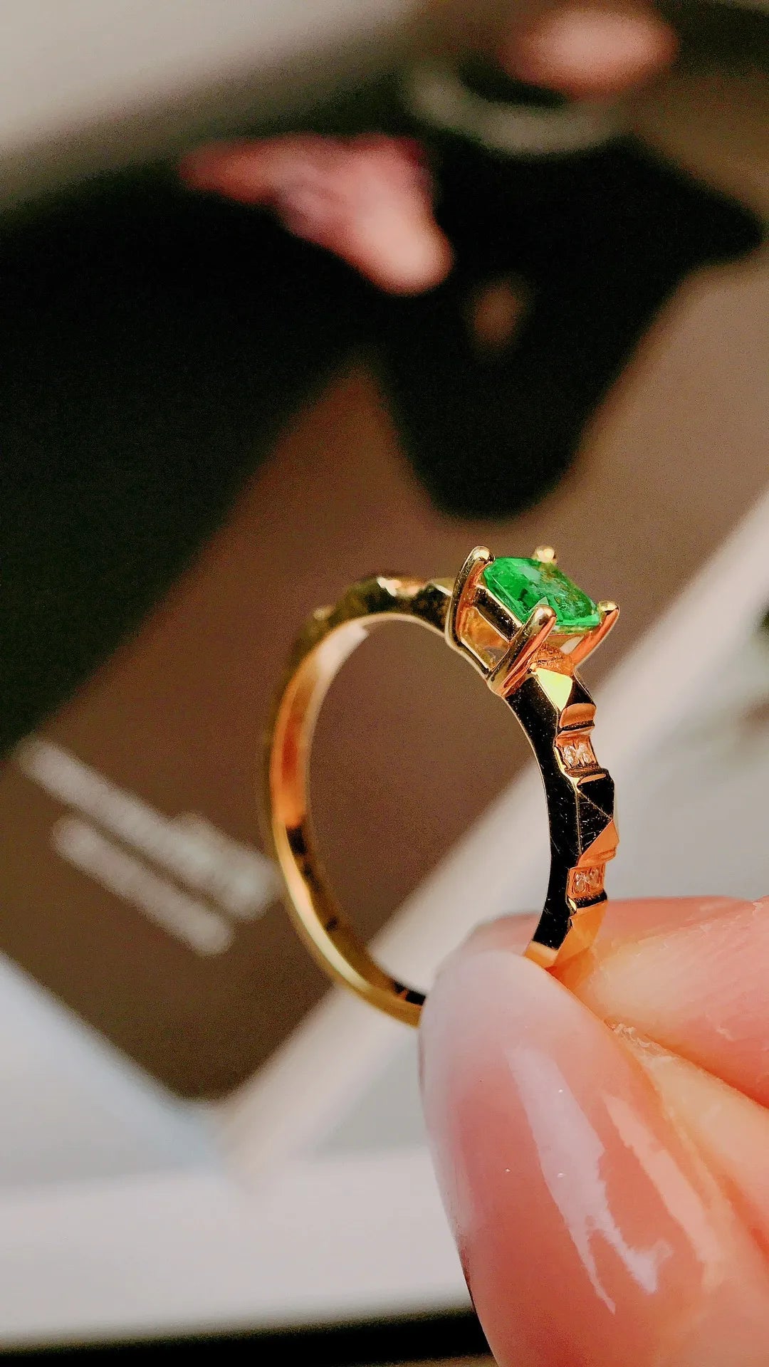 Ring 18K Gold 0.33ct Green Emerald Gemstones Diamonds Female