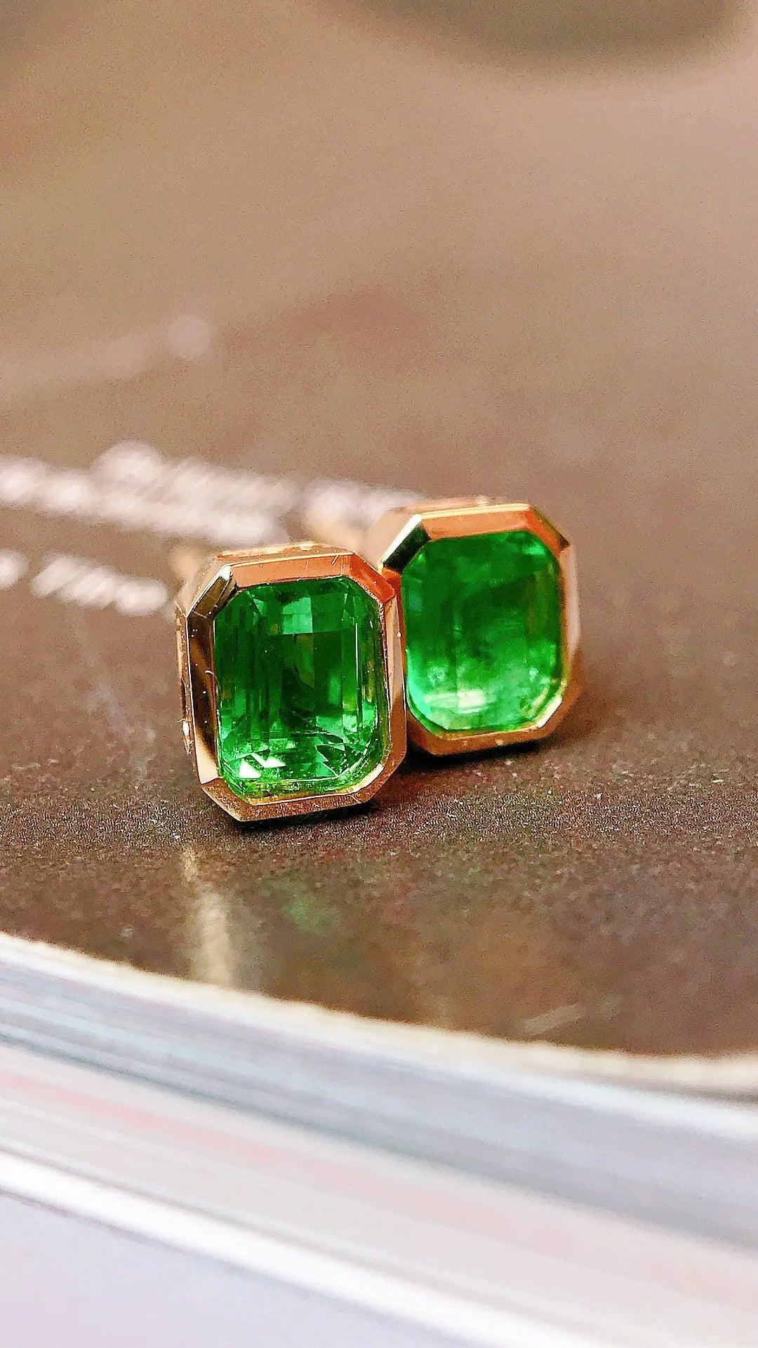 Earrings 18K Gold 0.75ct Vivid Green Emerald Stud Female's Holiday