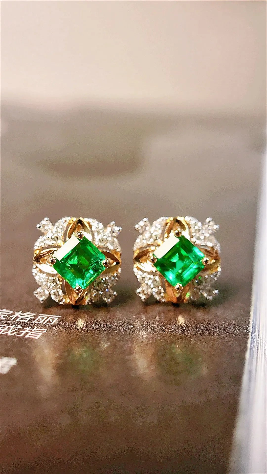 Earrings 18K Gold 0.54ct Vivid Green Emerald Stud Female's Holiday