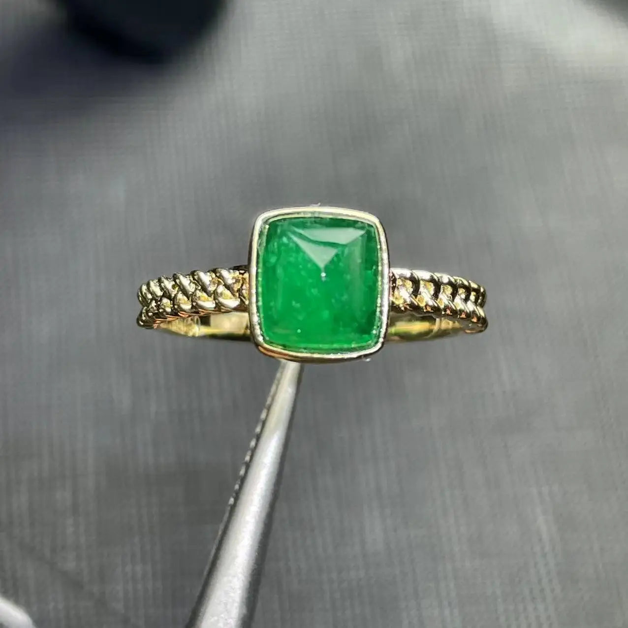 Ring 18K Yellow Gold 1.6ct Green Emerald Gemstones Diamonds Female