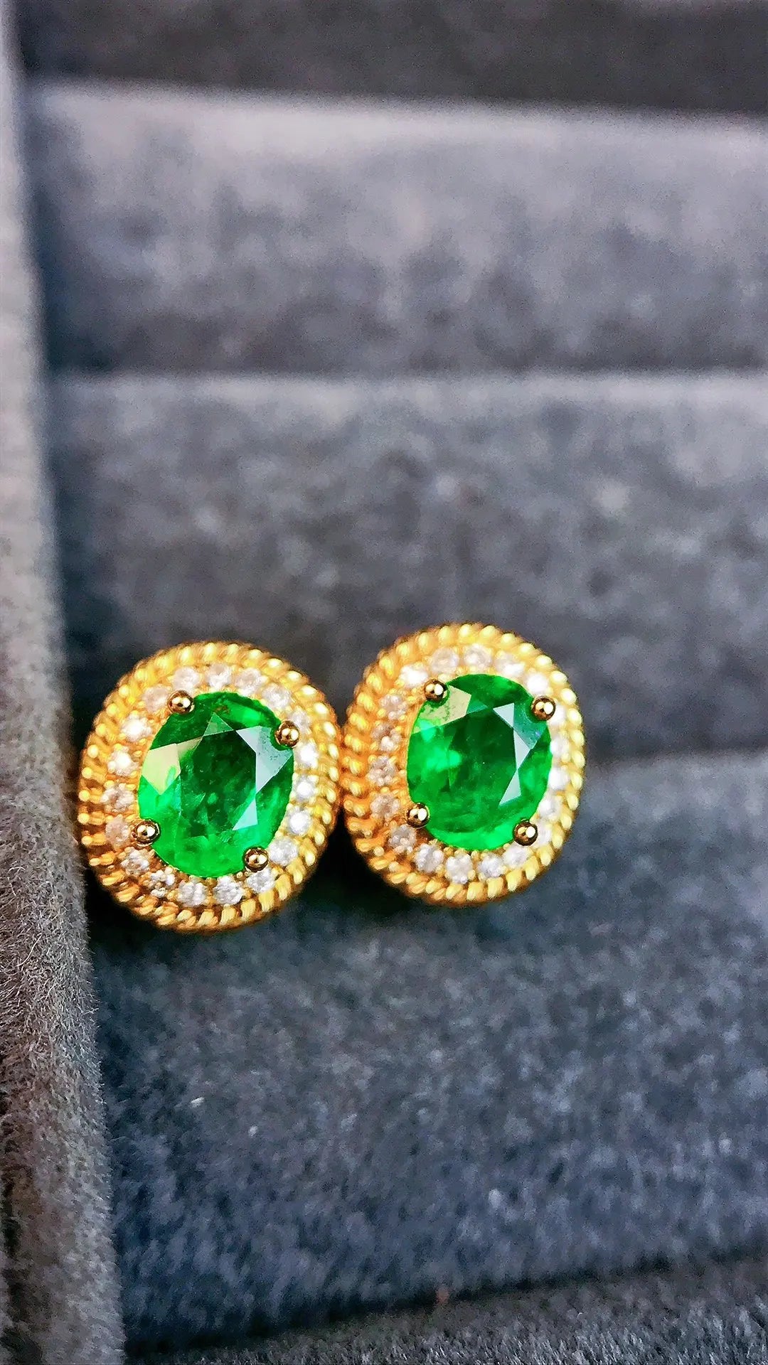 Earrings 18K Gold 0.75ct Green Emerald Gemstones Stud Female's Holiday