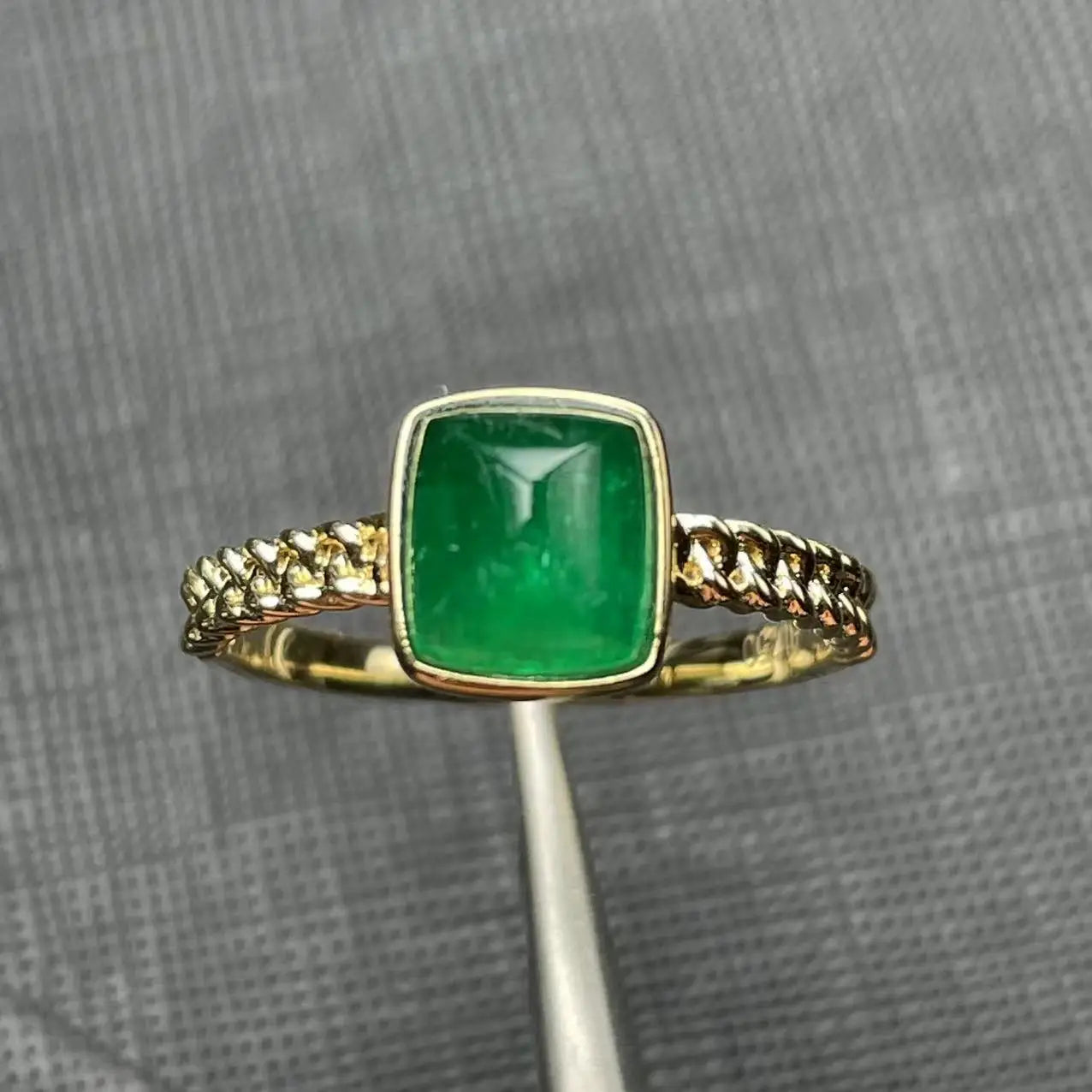 Ring 18K Yellow Gold 1.6ct Green Emerald Gemstones Diamonds Female