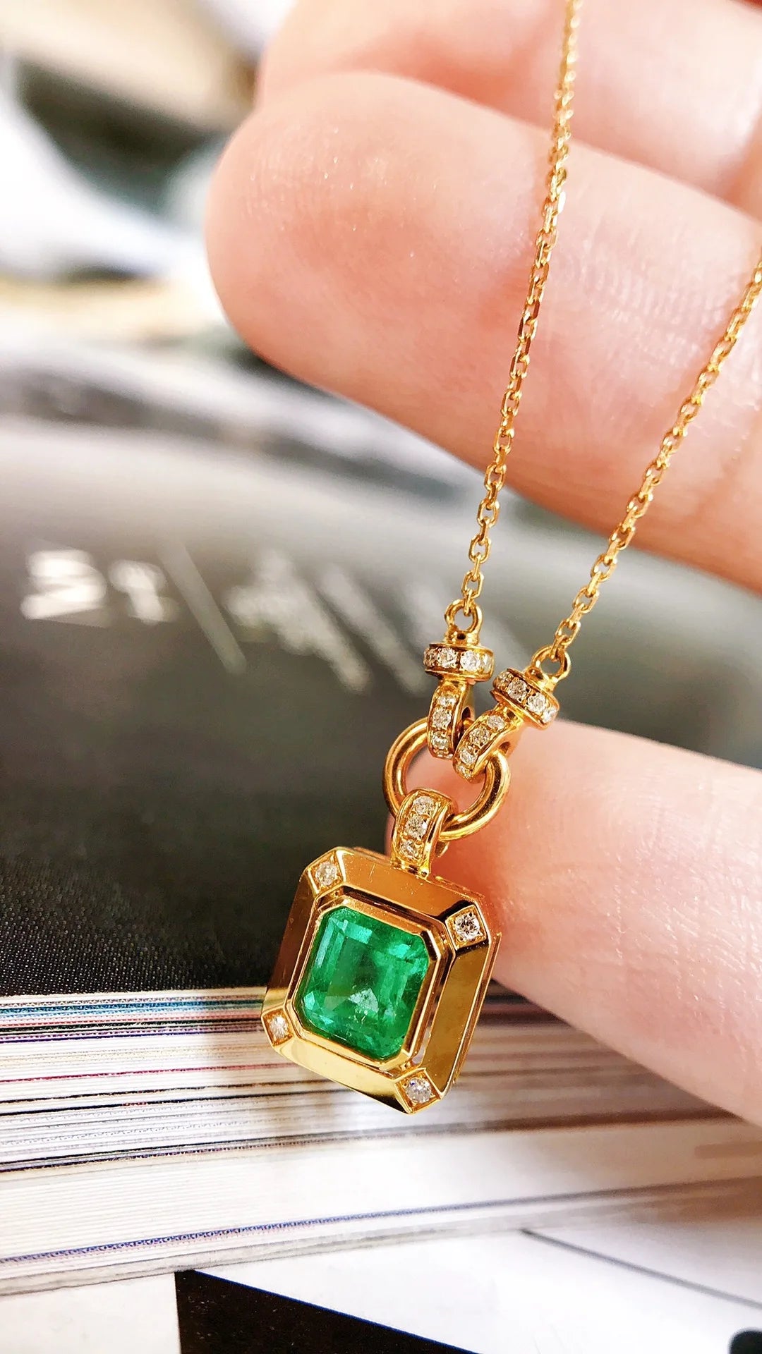 Necklace 18K Gold 0.53ct Green Emerald Diamonds Pendant Female's