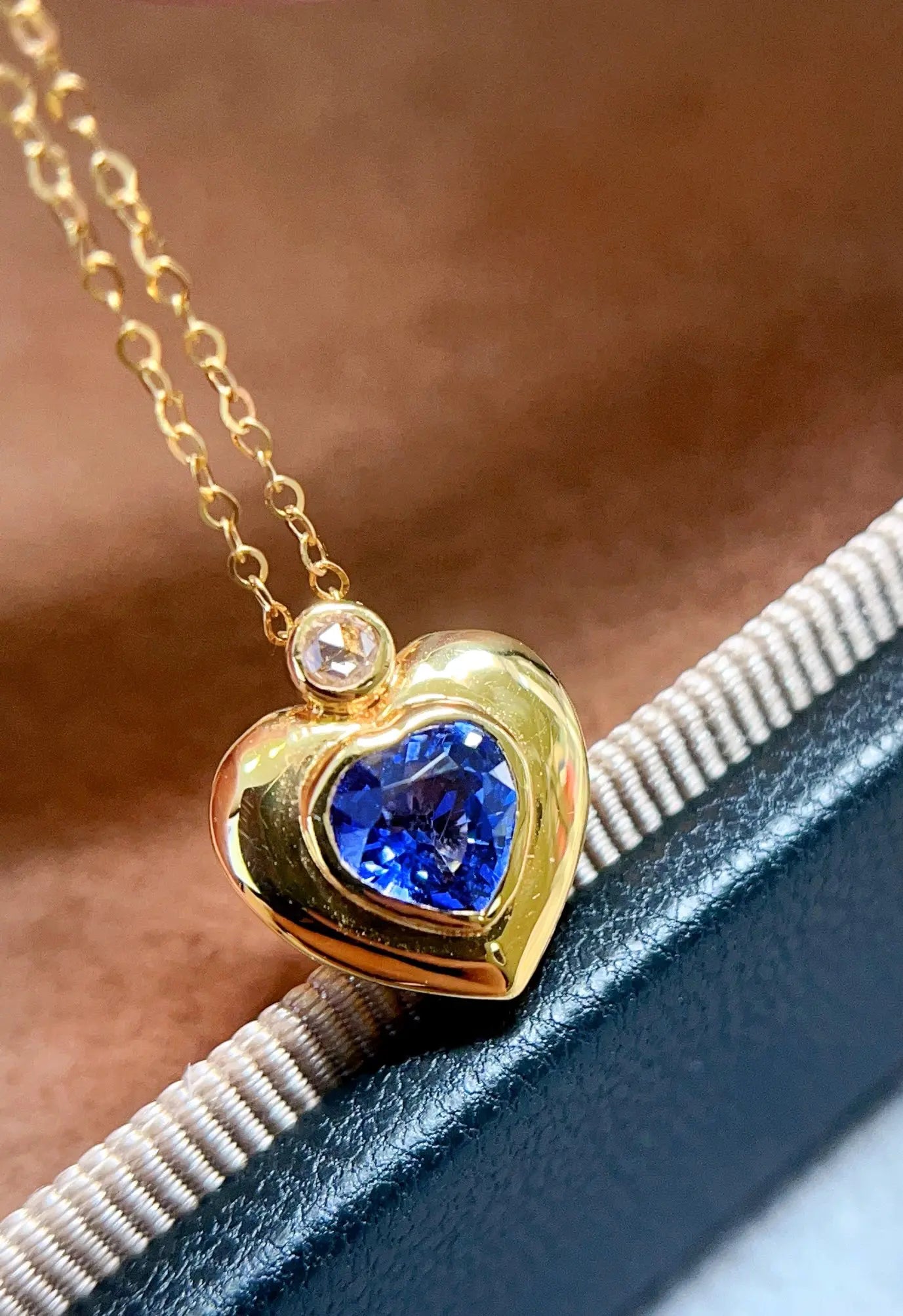 Necklace 18K Yellow Gold 0.7ct Blue Sapphire Diamonds Pendant Female's