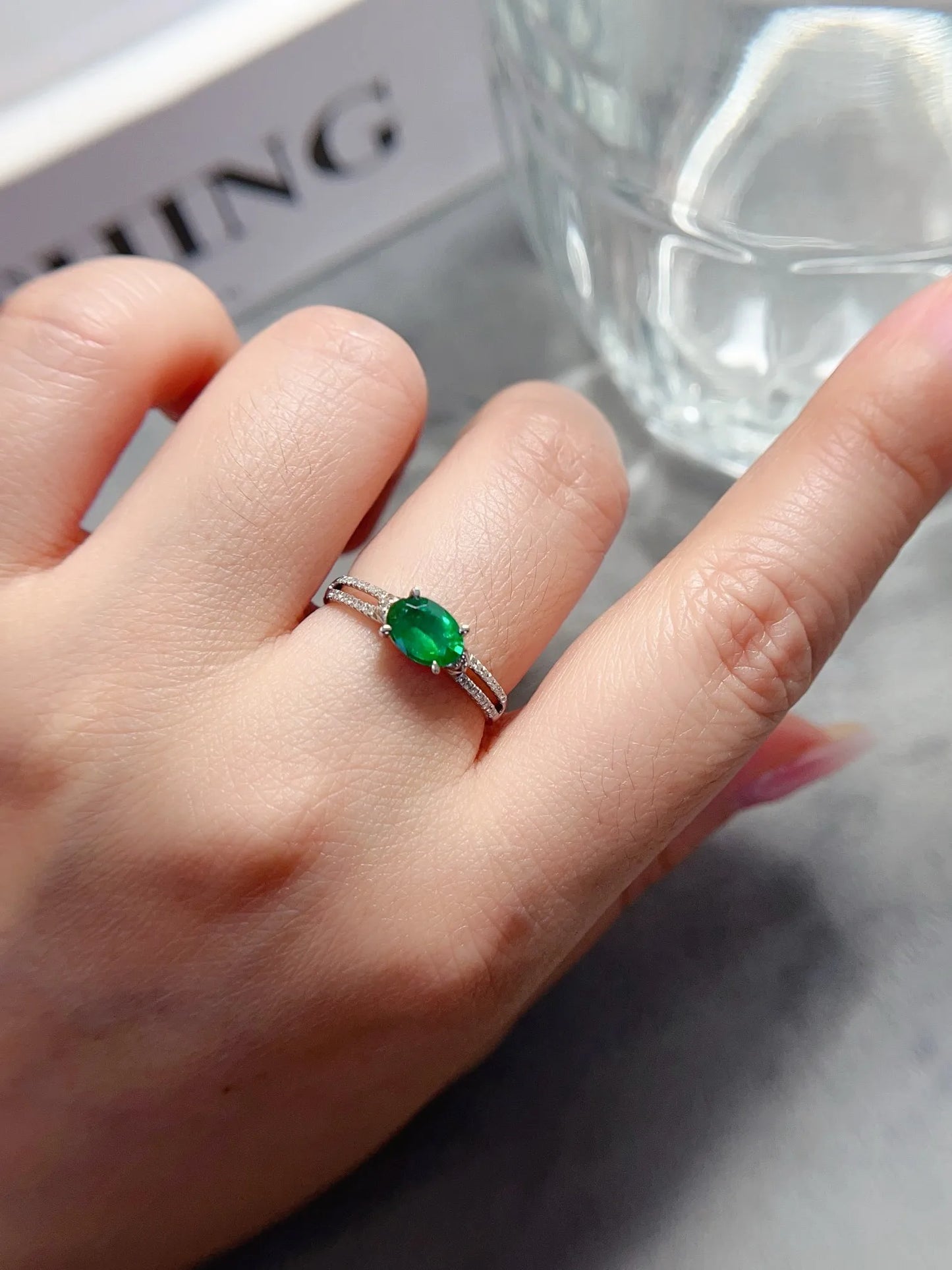 Ring 18K Gold 0.7ct Green Emerald Gemstones Diamonds Female's