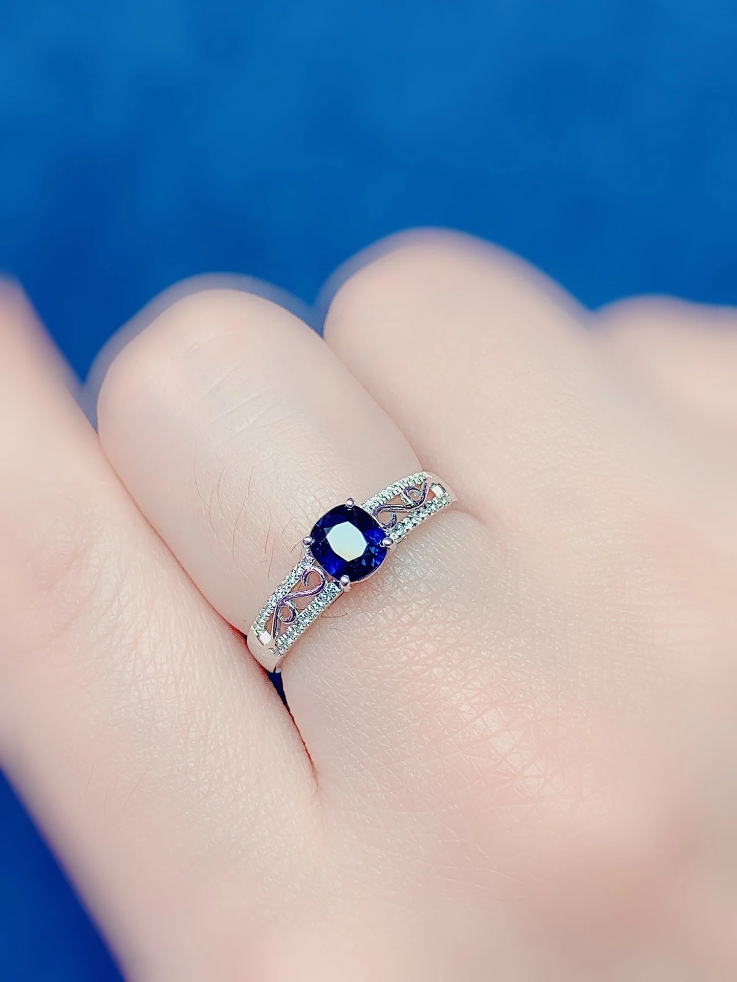 Ring 18K Gold 1.0ct Blue Sapphire Gemstones Diamonds Female