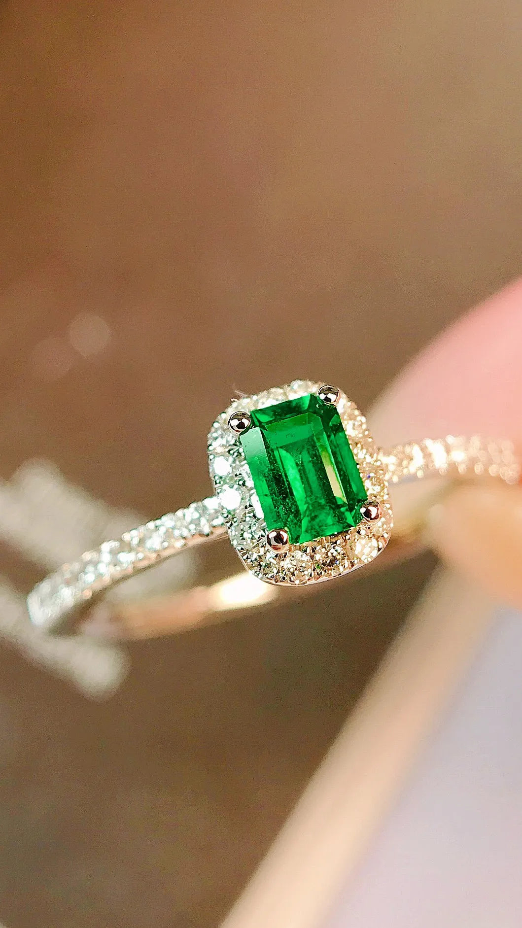 Ring 18K Gold 0.24ct Green Emerald Gemstones Diamonds Female's