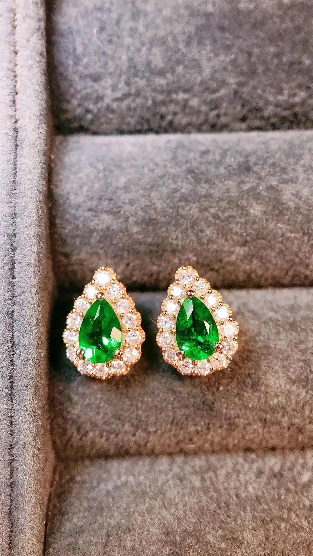 Earrings 18K Gold 0.58ct Vivid Green Emerald Stud Female's Holiday