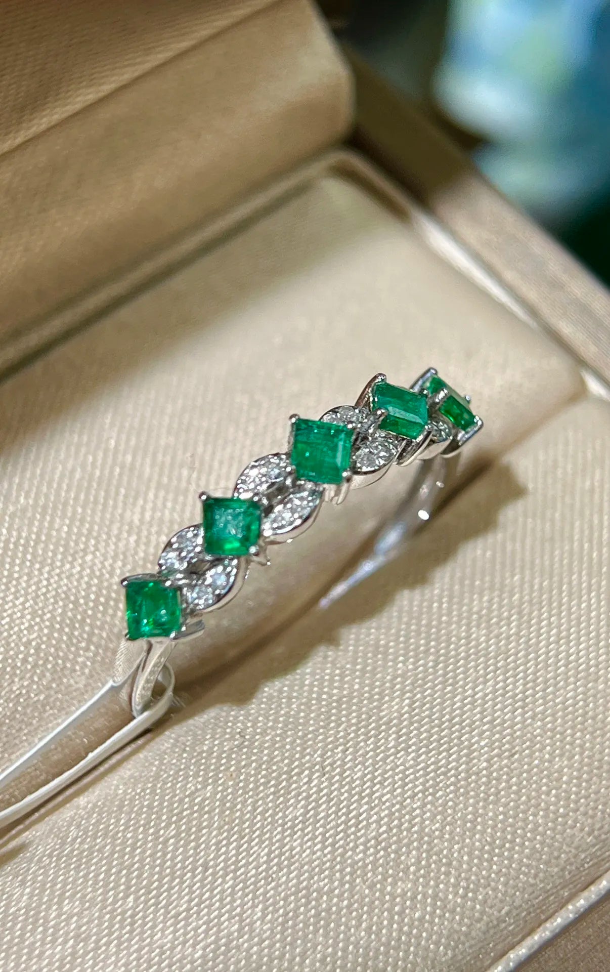 Ring 18K Gold 0.42ct Green Emerald Gemstones Diamonds Female's