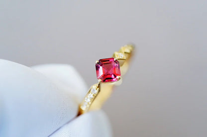 Ring 18K Yellow Gold 0.685ct Red Tourmaline Gemstones Diamonds Female