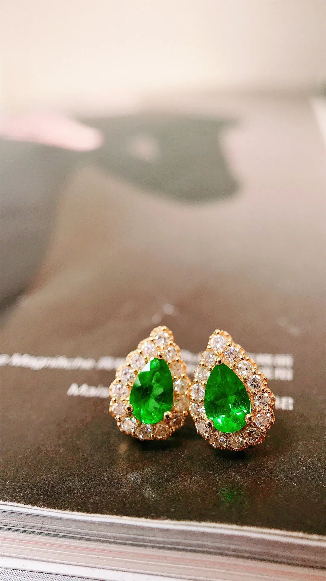 Earrings 18K Gold 0.58ct Vivid Green Emerald Stud Female's Holiday