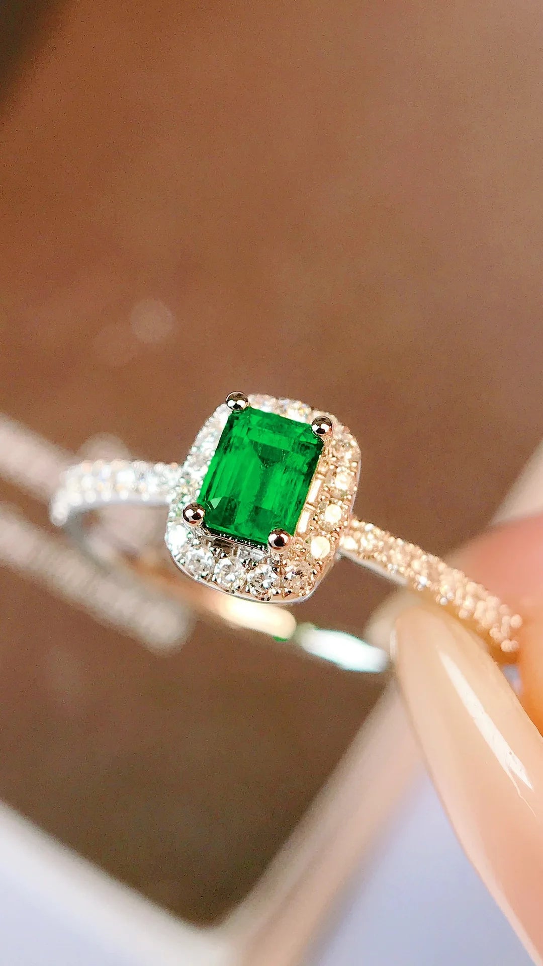 Ring 18K Gold 0.30ct Green Emerald Gemstones Diamonds Female's