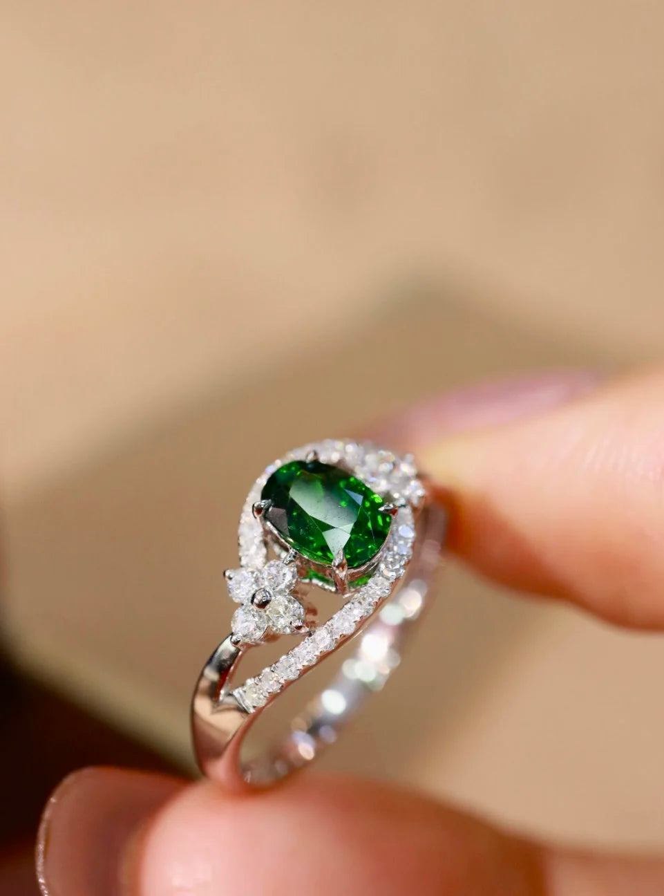 Ring 18K White Gold 0.85ct Tsavorite Gemstones Diamonds Female