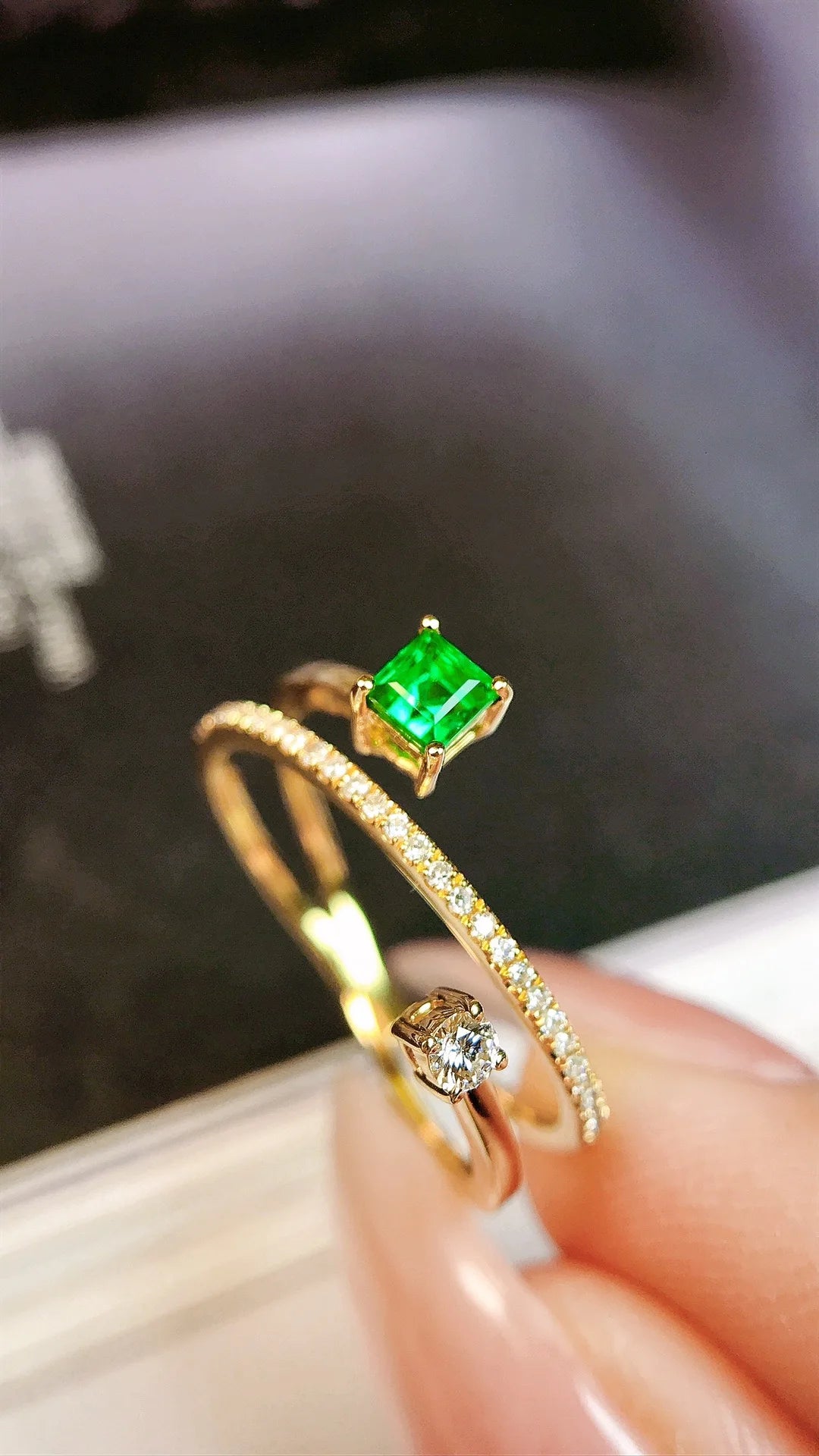 Ring 18K Gold 0.25ct Green Emerald Gemstones Diamonds Female's