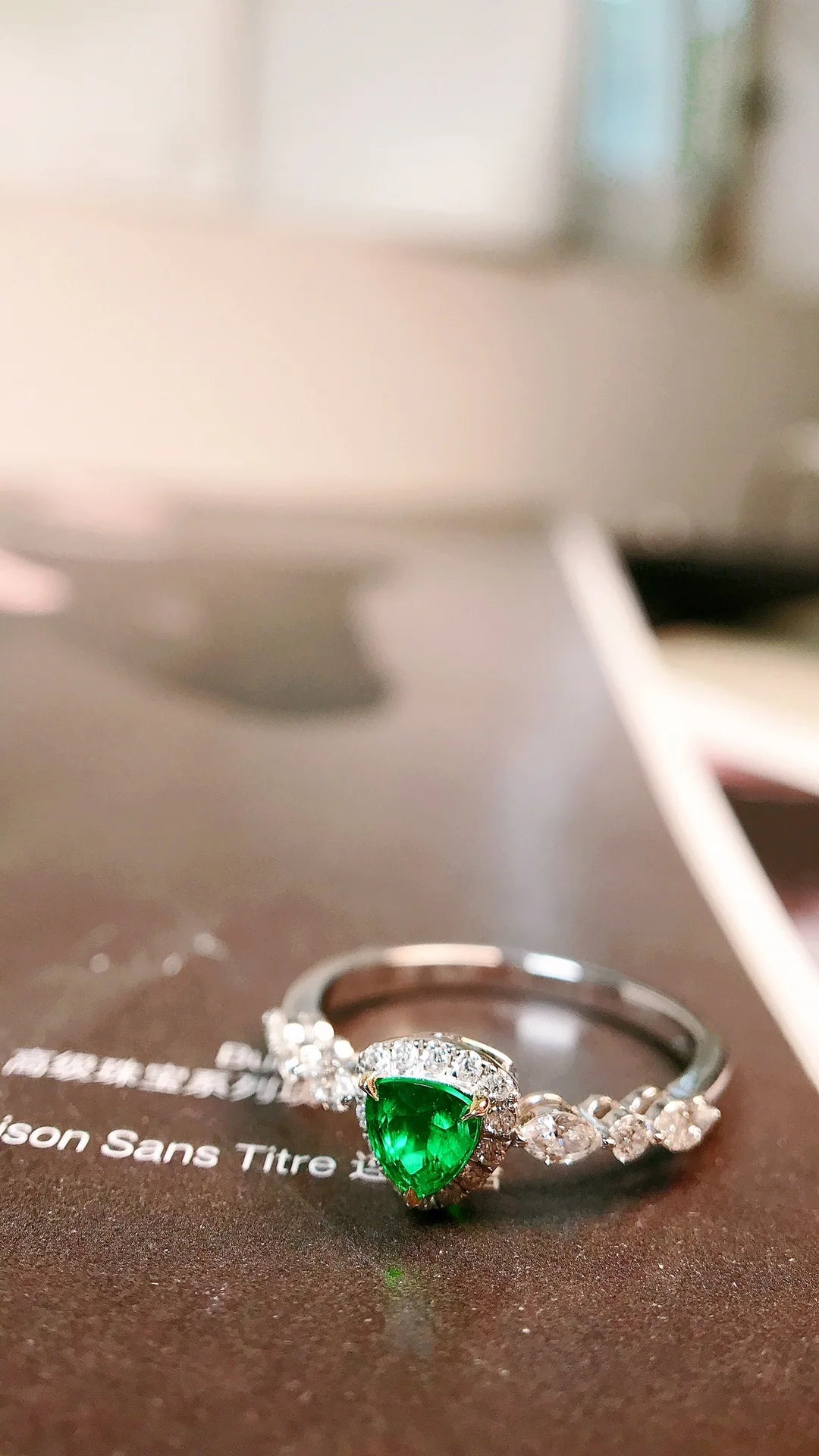 Ring 18K Gold 0.28ct Vivid Green Emerald Gemstones Diamonds Female's