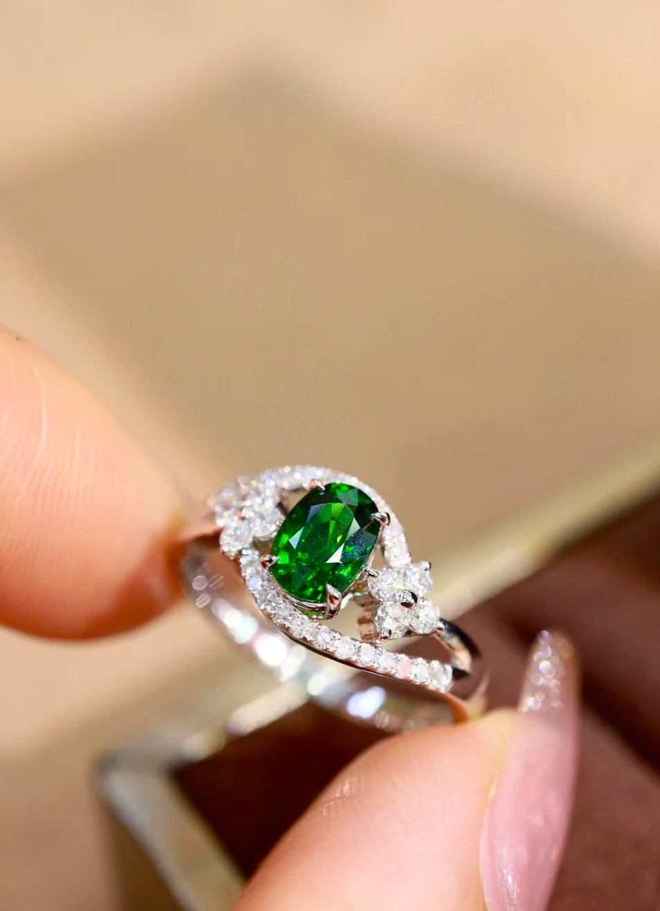 Ring 18K White Gold 0.85ct Tsavorite Gemstones Diamonds Female