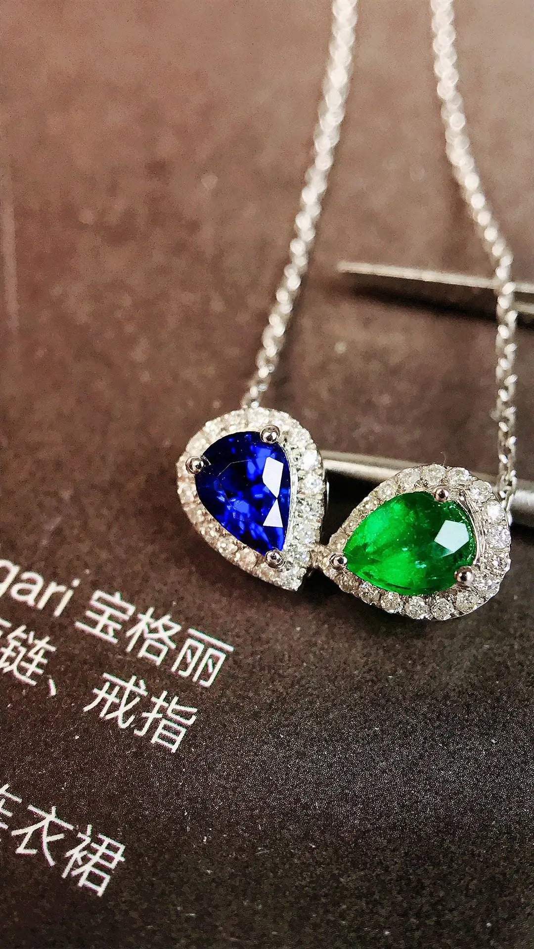 Necklace 18K White Gold 0.57ct Blue Sapphire and Emerald Diamonds Pendant